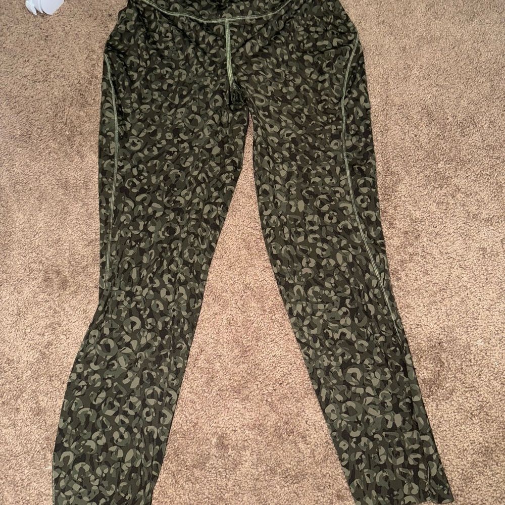 Lululemon Base Pace High-Rise Leggings in a green cheetah print size 6 21in long